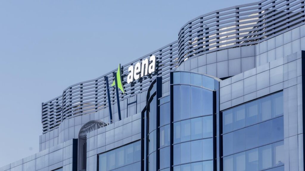 Fachada y letras del Edificio de Aena Piovera Azul, sede central de la empresa, en Madrid