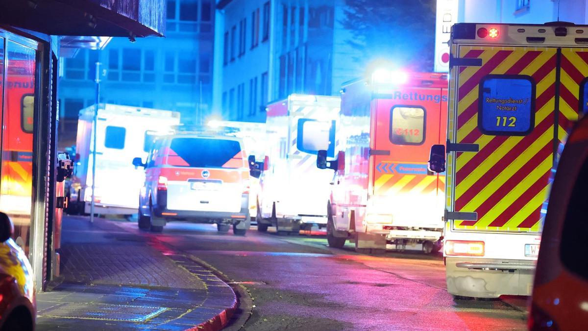 Despliegue policial y de servicios de emergencia en el centro de Solingen tras un apuñalamiento múltiple .