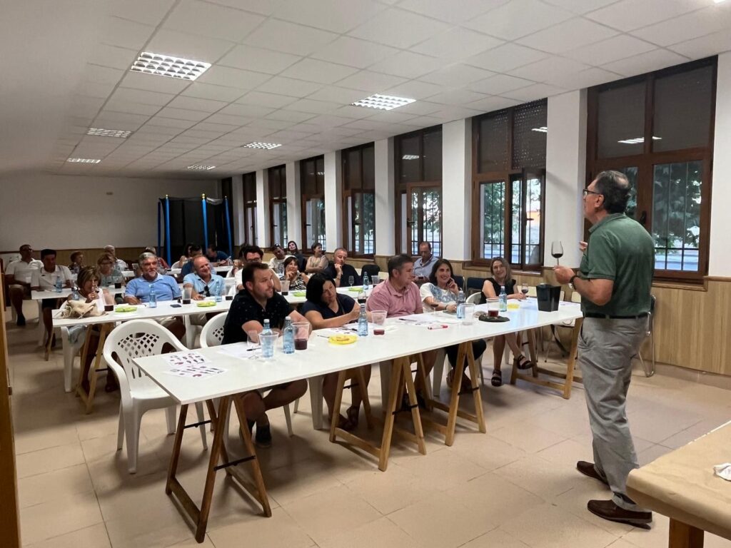 Los asistentes a la cata escuchando las indicaciones del experto