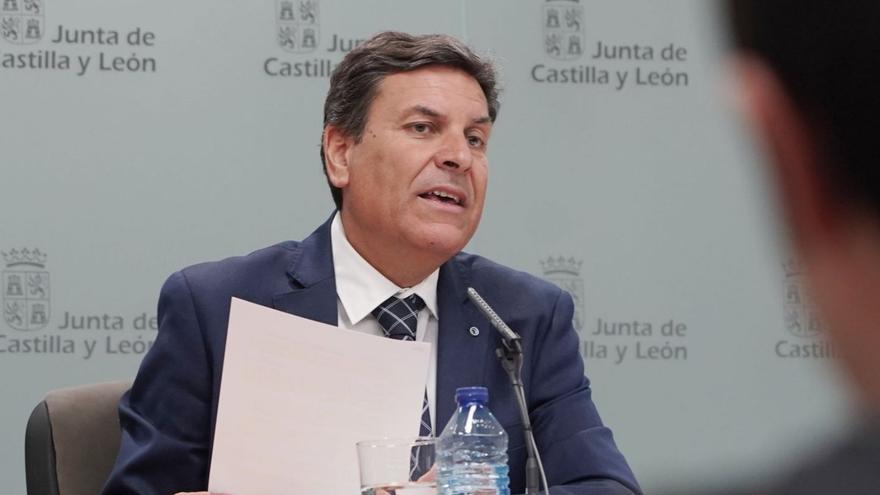 El consejero de Economía y Hacienda y portavoz, Carlos Fernández Carriedo, comparece en rueda de prensa posterior al Consejo de Gobierno.