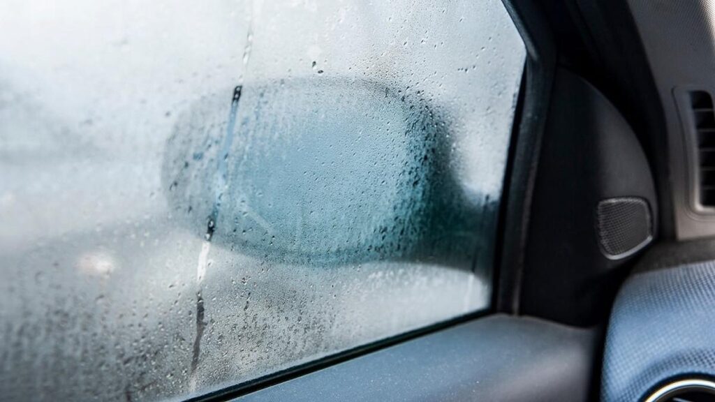 Comment désembuer les vitres d'une voiture ?