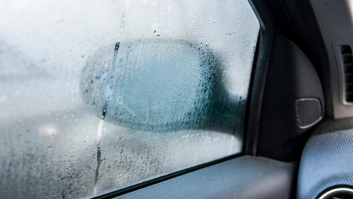 Comment désembuer les vitres d'une voiture ?