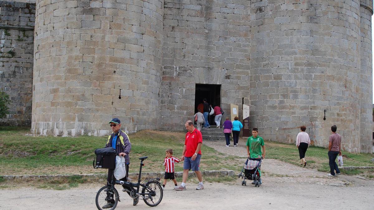 Turistas paseando por la zona del Castillo de Puebla de SANABRIA