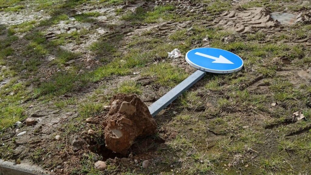 Deux arbitres volent un panneau de signalisation et sont arrêtés