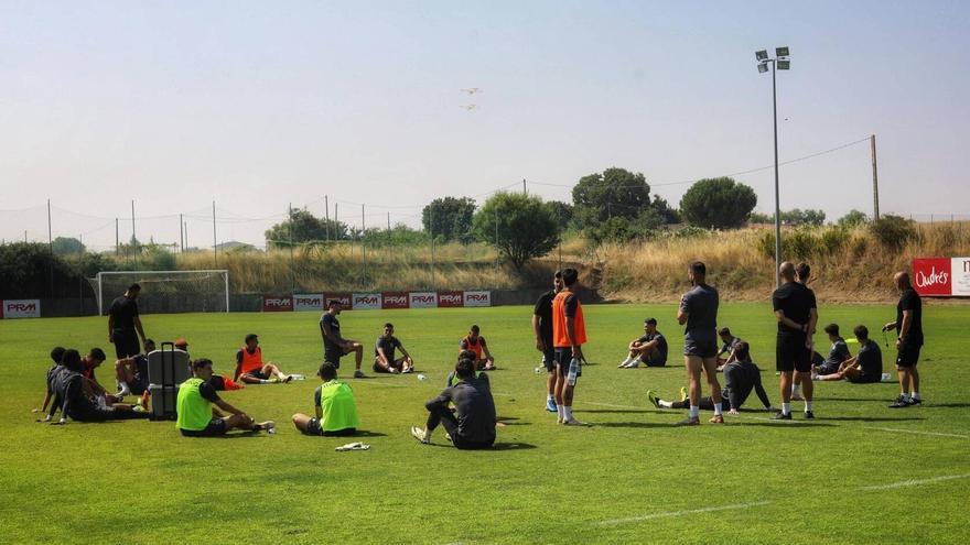 El Zamora CF recupera fuerzas tras el entrenamiento.