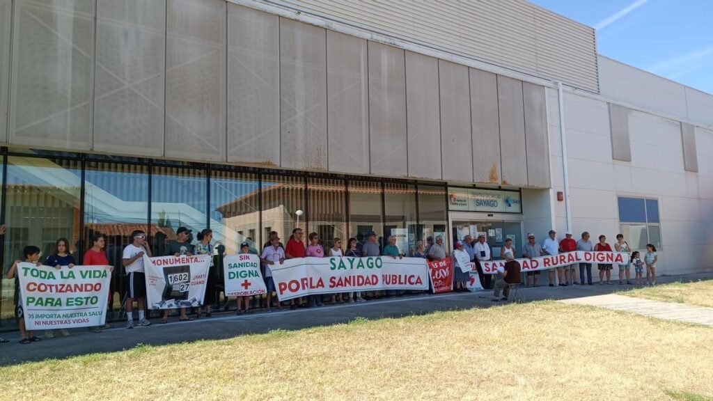 Concentración de la Plataforma en Defensa de la Sanidad Pública de Sayago junto al centro de Salud de Bermillo