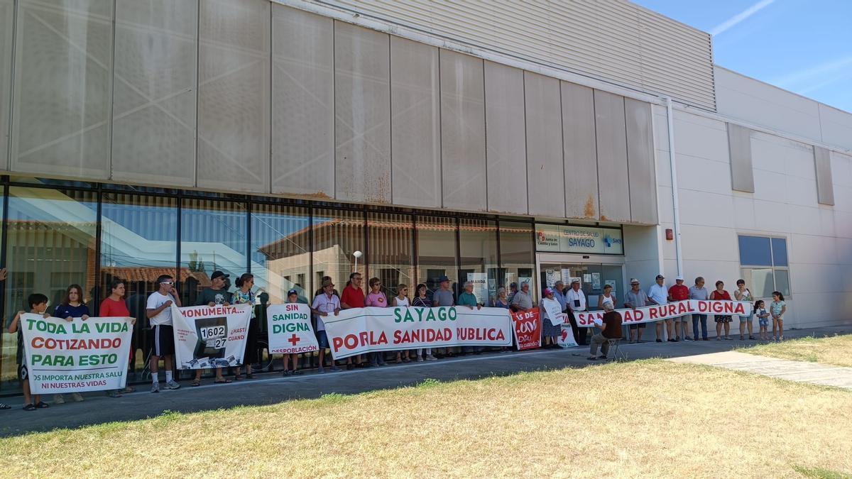 Concentración de la Plataforma en Defensa de la Sanidad Pública de Sayago junto al centro de Salud de Bermillo