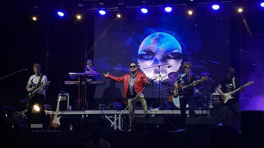 Johan Cheka, con «chupa» roja, durante el concierto en Toro.