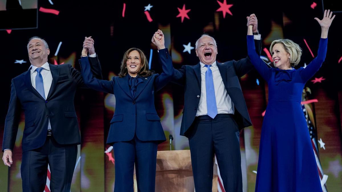 Kamala Harris (2i) junto a su marido Doug Emhoff (i), Tim Walz (2d) y su esposa Gwen Walz (d).