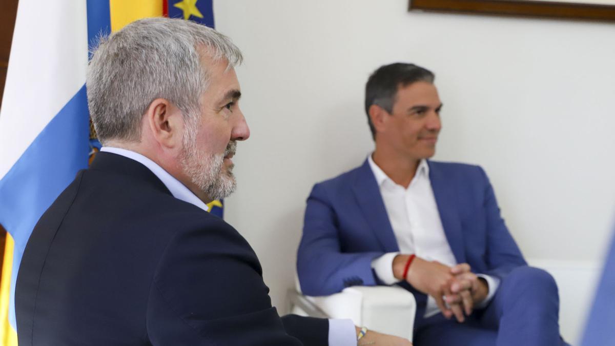 Pedro Sánchez, durante la reunión de este viernes en Santa Cruz de La Palma con el presidente de Canarias, Fernando Clavijo.