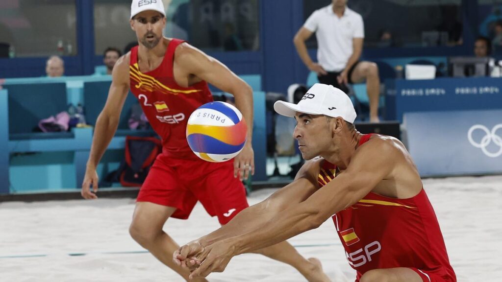 PARÍS, 07/08/2024.- Los españoles Pablo Herrera (i) y ADrián GAvira (d) durante el partido de cuartos de final de voley playa entre España y Noruega, de los Juegos Olímpicos de París 2024 este miércoles, en la capital gala.