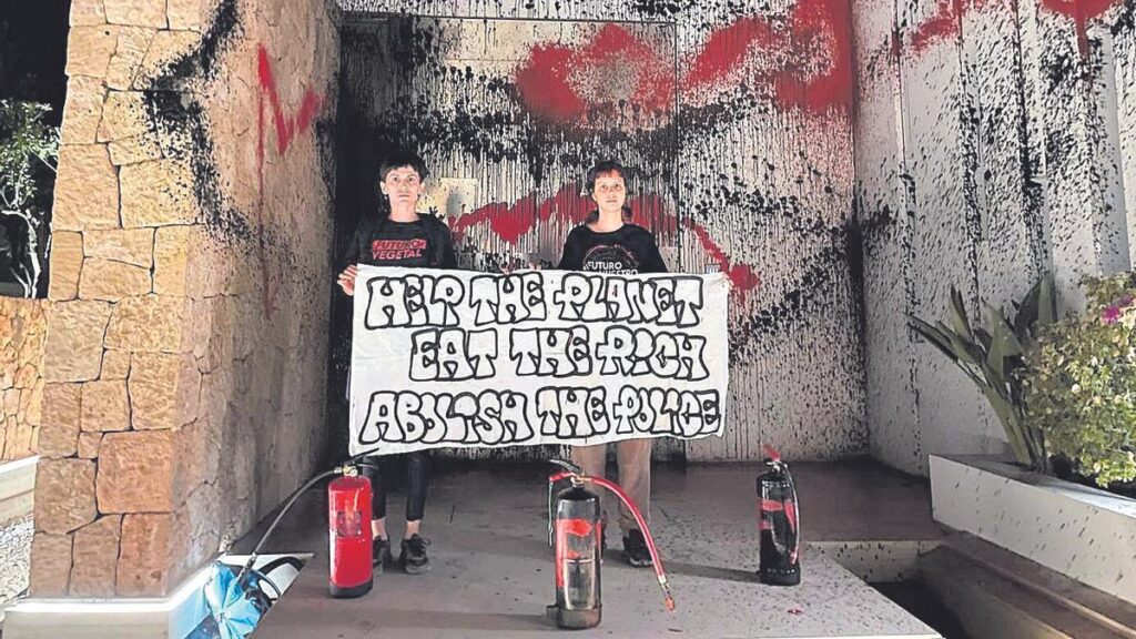 Los activistas colgaron fotos de su protesta en Ibiza en las redes sociales.