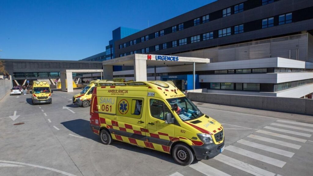 Una ambulancia del 061 en el Hospital Can Misses de Ibiza.