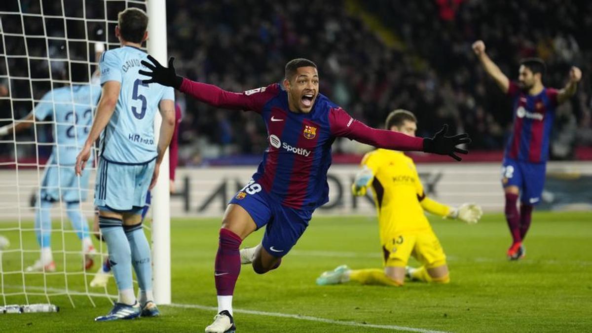 Vitor Roque celebra un gol con el Barcelona.