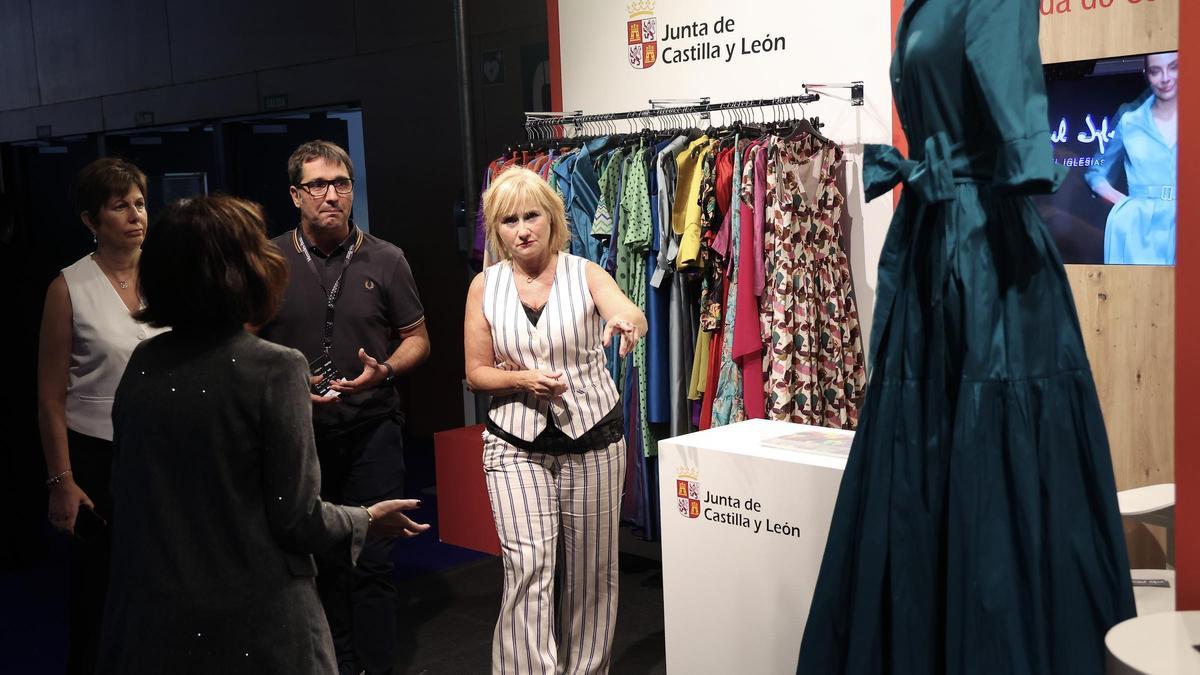 La consejera de Industria, Comercio y Empleo, Leticia García, visita al stand de la Moda de Castilla y León en el "Cibelespacio" de la Mercedes Fashion Week.