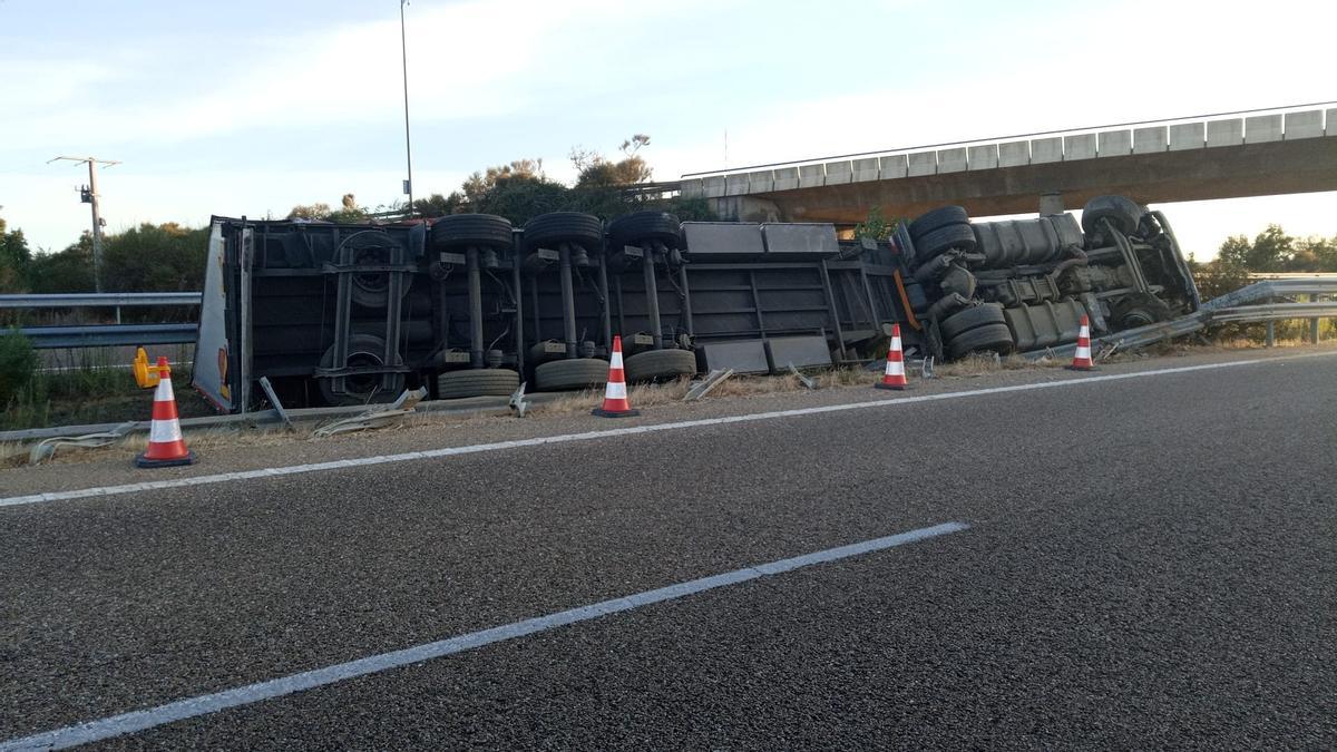Estado del camión que ha volcado en la A-52 a la altura de Rionegro del Puente