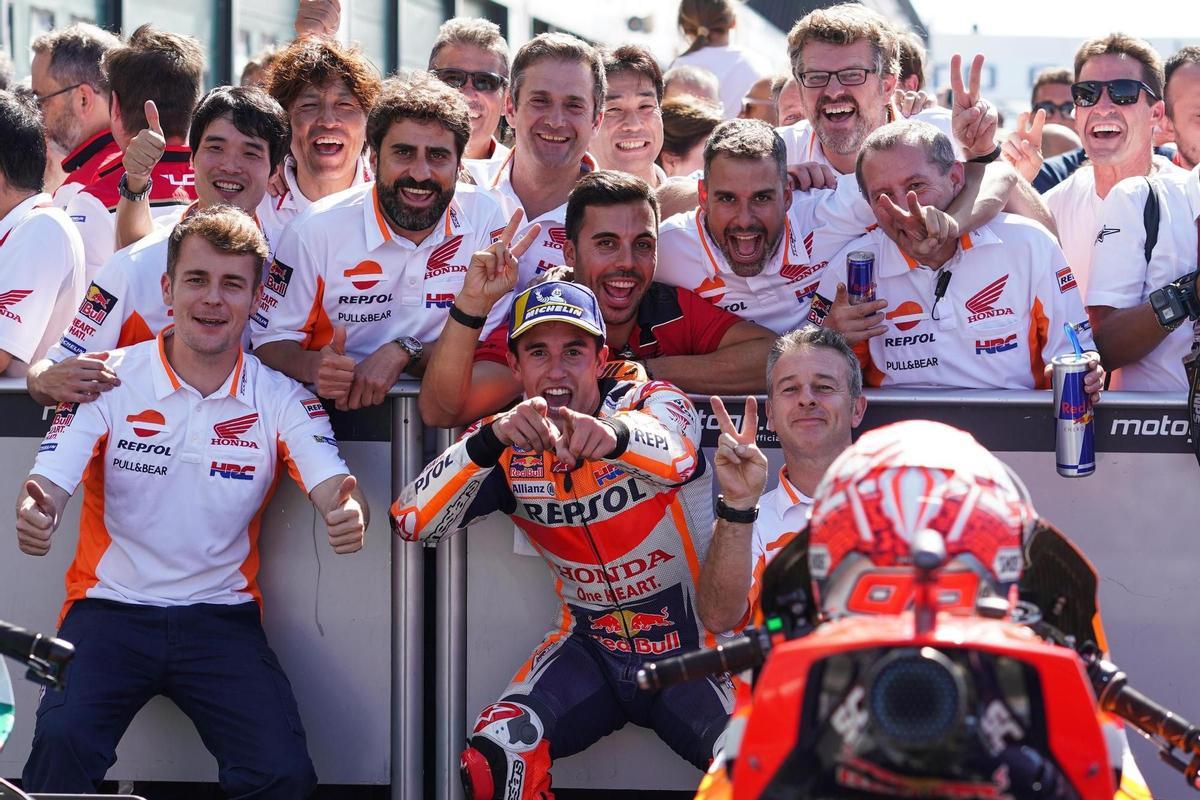 Marc Márquez célèbre sa victoire à Misano-2018 avec toute l'équipe Repsol Honda.