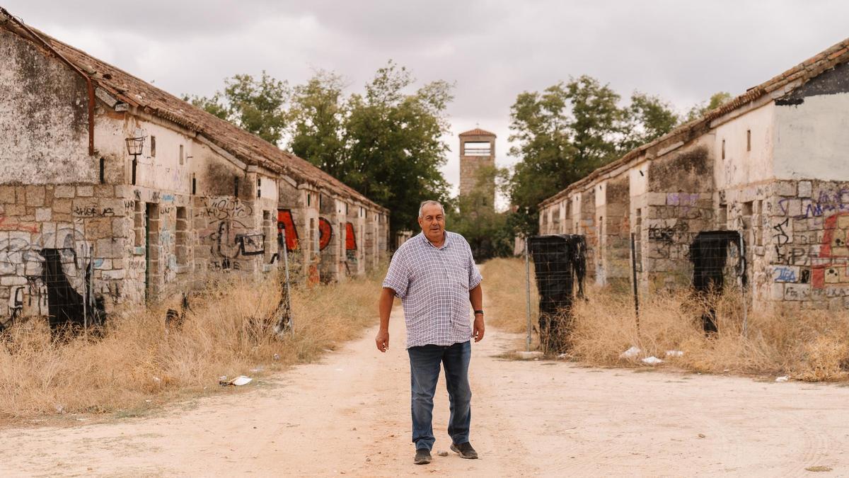 'Piqui', vecino de la zona, posa en la calle principal de El Alamín, el último pueblo abandonado de la Comunidad de Madrid.