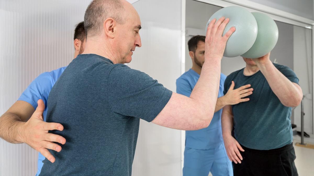 La fisioterapia puede aliviar alguno de los síntomas de la ataxia.