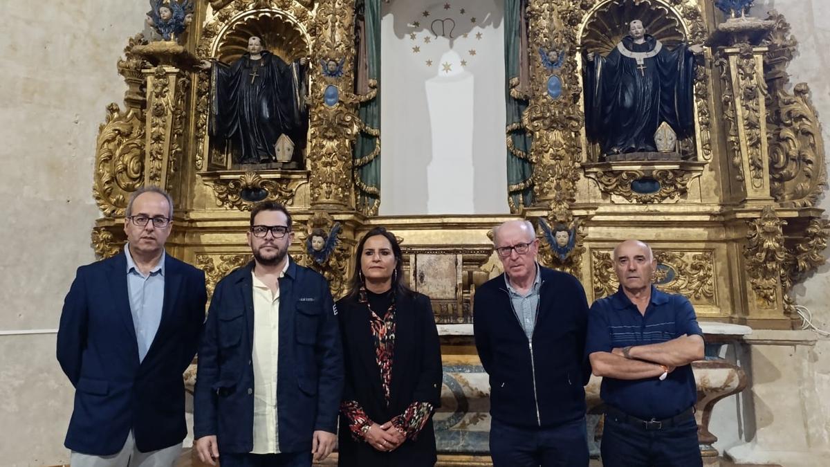 Juan Carlos López, Víctor López de la Parte y Raquel Pascual Blanco, alcaldesa de San Miguel de la Ribera, durante la visita al recién restaurado retablo de la iglesia