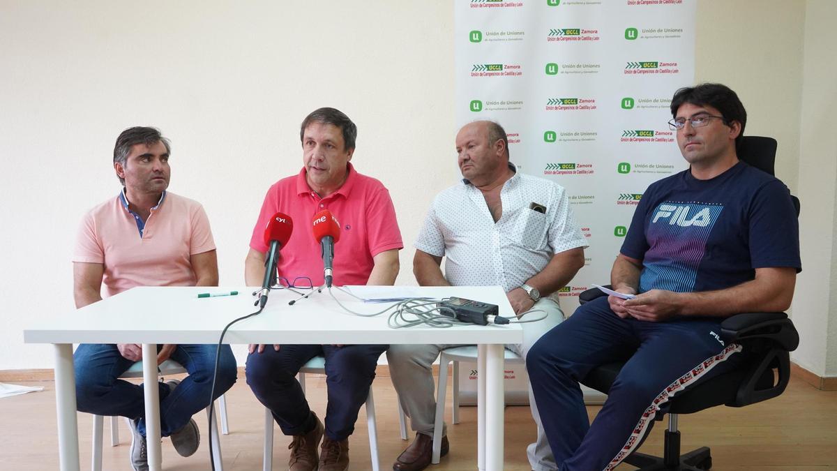 De izquierda a derecha, Nazario Vega, Antonio Rodríguez (presidente de La unión de Zamora - UCCL Zamora), Germán Porris y Jesús Pintado