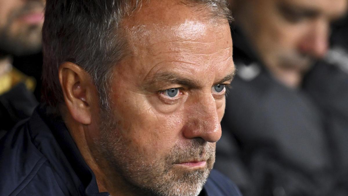 Hansi Flick, en el banquillo de El Sadar durante el Osasuna-Barça.