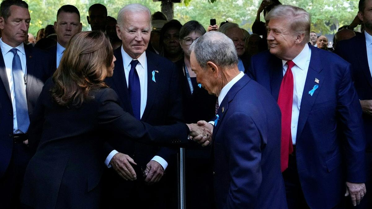 La vicepresidenta estadounidense y candidata presidencial demócrata Kamala Harris (izq.) le da la mano al expresidente estadounidense y candidato presidencial republicano Donald Trump