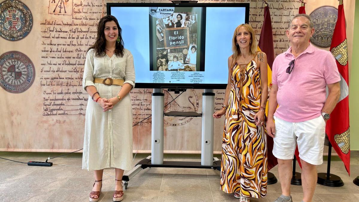 A la izquierda, la concejala de Educación y Bienestar Social, con dos representantes de La Tartana. / E. P.