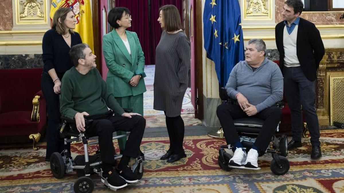 Unzué (primero por la izquierda), y otros representantes de ConELA, en el Congreso de los Diputados.