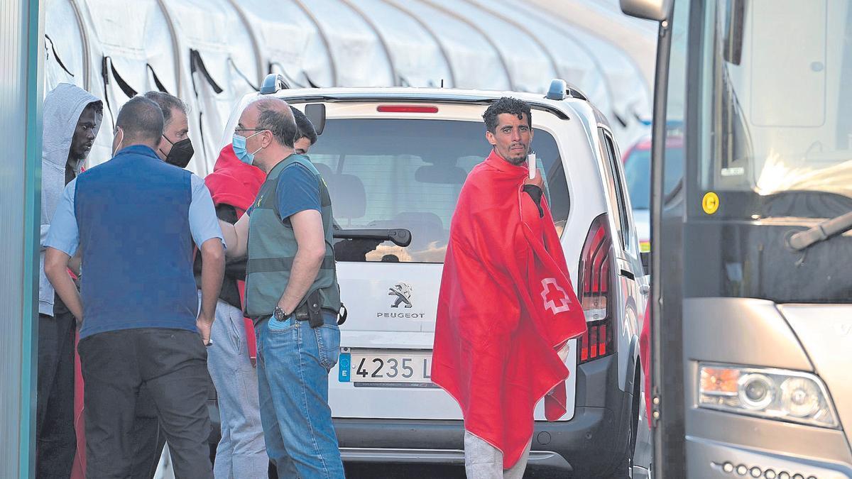 Inmigrantes atendidos en La Restinga tras ser rescatados en alta mar cuando se desplazaban en cayuco hacia la isla canaria de El Hierro.