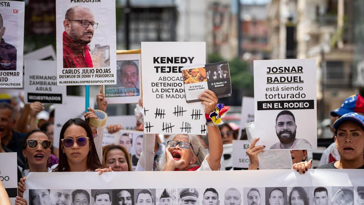 Familiares de presos políticos en Venezuela protestan en Caracas.