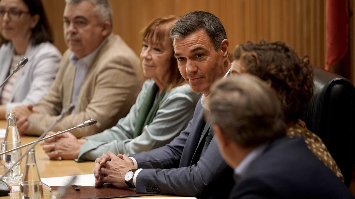 El presidente del Gobierno, Pedro Sánchez, interviene en la reunión interparlamentaria del PSOE el pasado lunes.