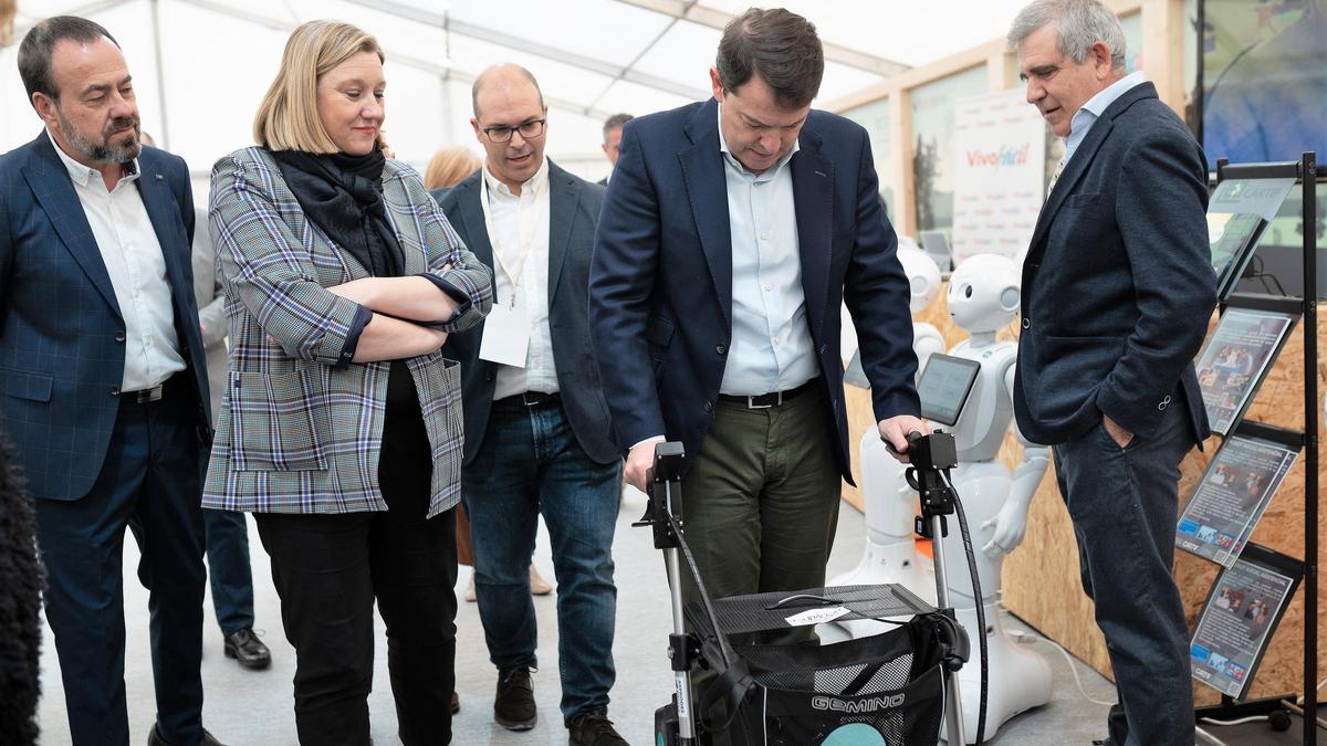 El presidente de la Junta prueba un prototipo del andador inteligente de Cartif, en presencia de Isabel Blanco, en la feria Fitecu.