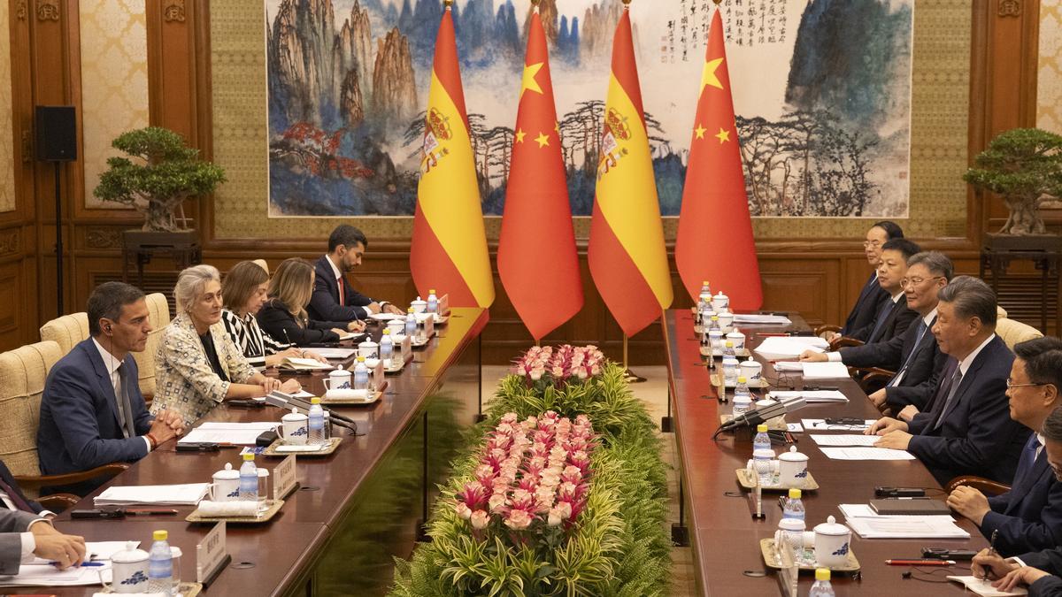 Beijing (China), 09/09/2024.- El presidente español Pedro Sánchez y su delegación, con el presidente chino Xi Jimping
