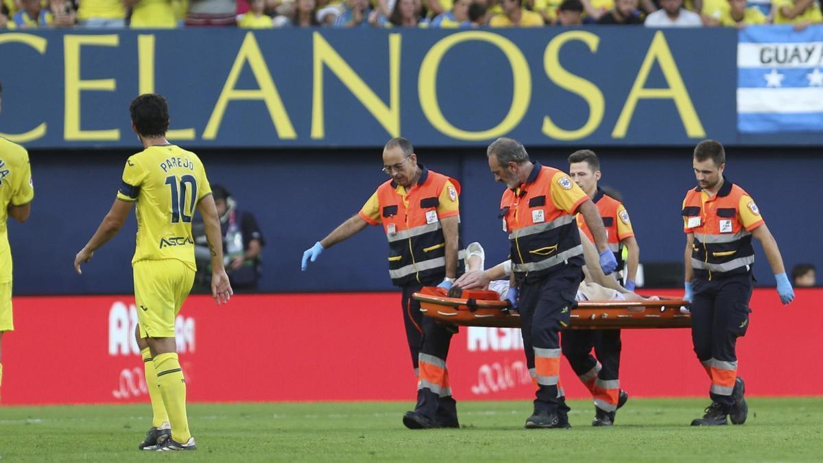 El portero del Barcelona, Marc-Andre ter Stegen, es retirado del terreno de juego en camilla tras sufrir una lesión.
