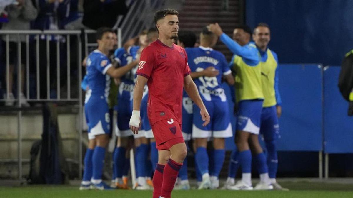 El Alavés confirma sus buenas sensaciones ante un débil Sevilla.