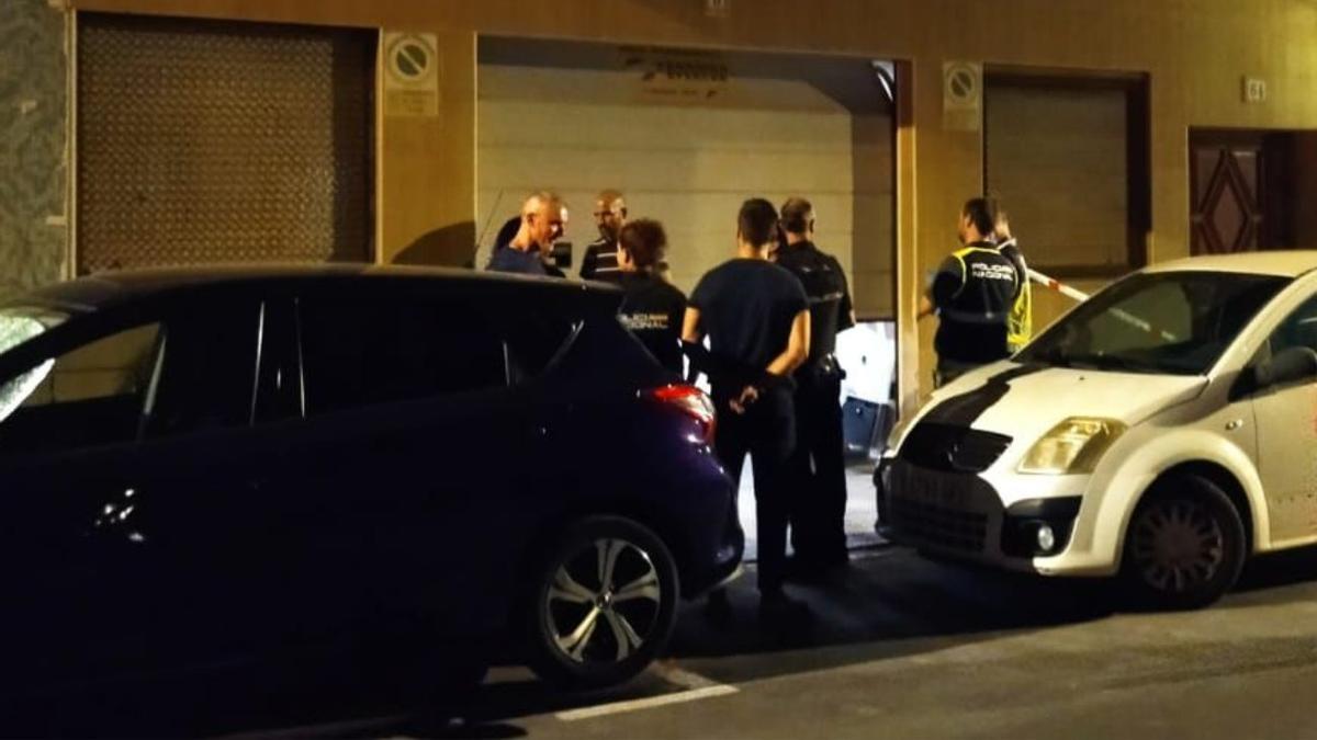 Agentes de la Policía junto al lugar del crimen.