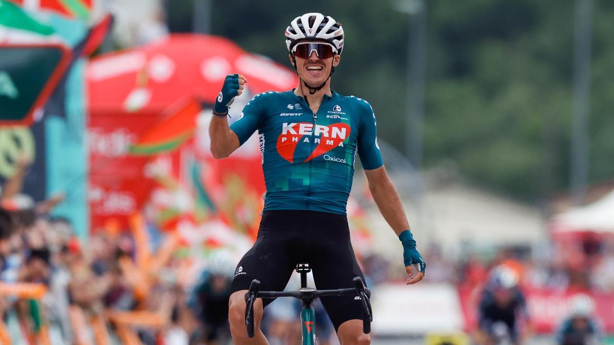 Urko Berrade celebra su victoria.