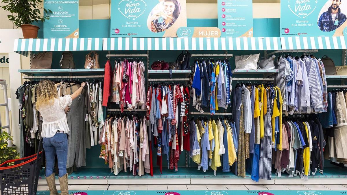 Córner de ropa de segunda mano en un hipermercado.