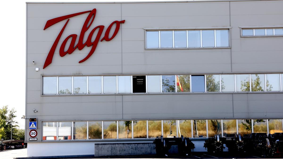 Logo de Talgo en una de sus fábricas