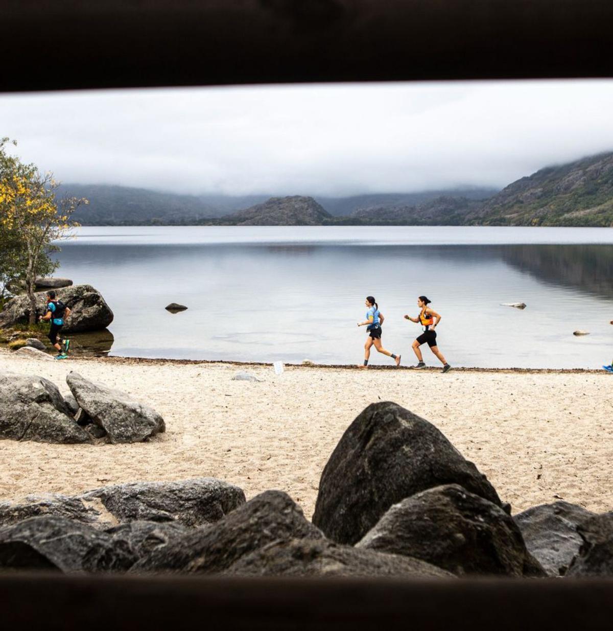 Deux coureurs au bord du lac. | Prêté