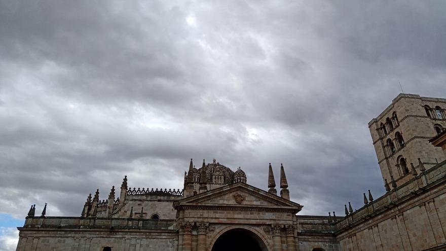 Nubarrones alrededor de la Catedral de Zamora.