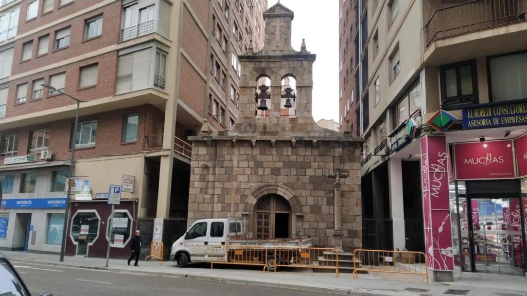 Obras en la ermita del Carmen del Camino, días atrás