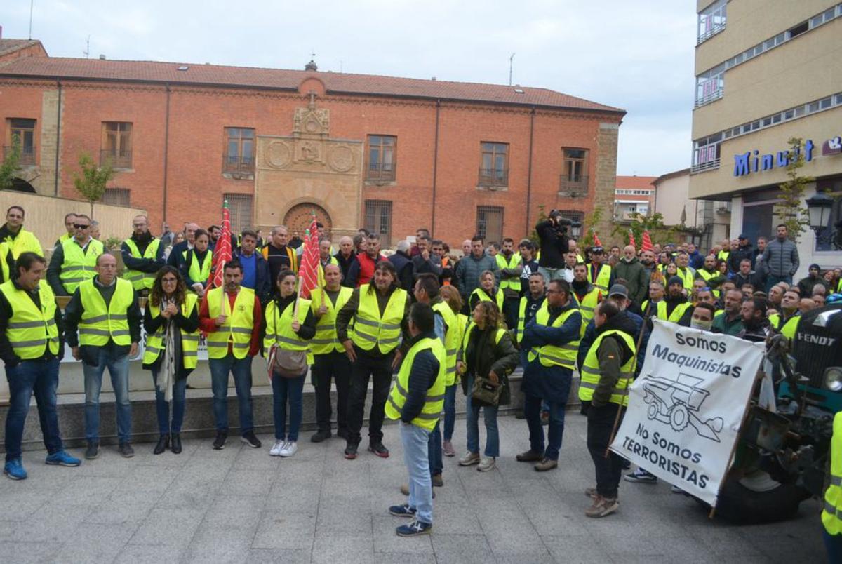 La concentration devant les tribunaux s'est poursuivie pendant des heures, en signe de soutien aux personnes interrogées. | PE