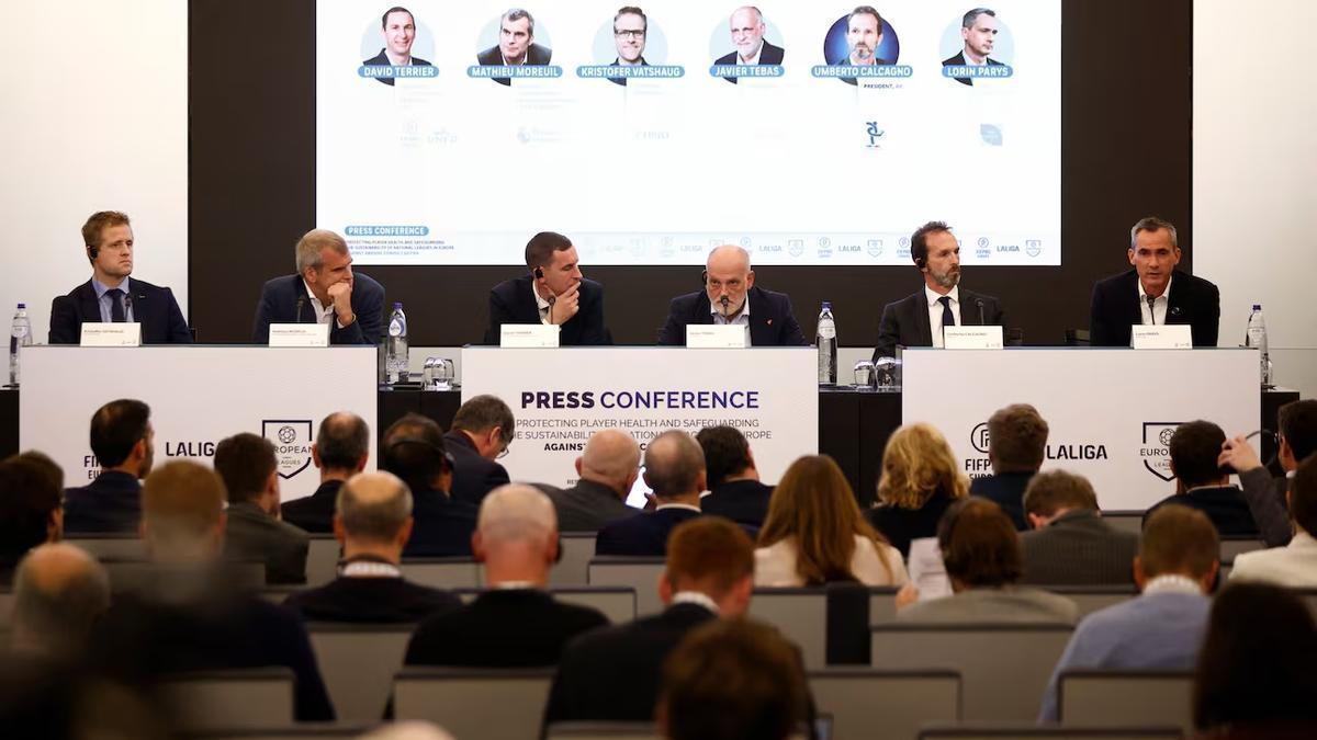 Los representantes de las Ligas europeas y de las organizaciones sindicales, durante la rueda de prensa que tuvo lugar en Bruselas.
