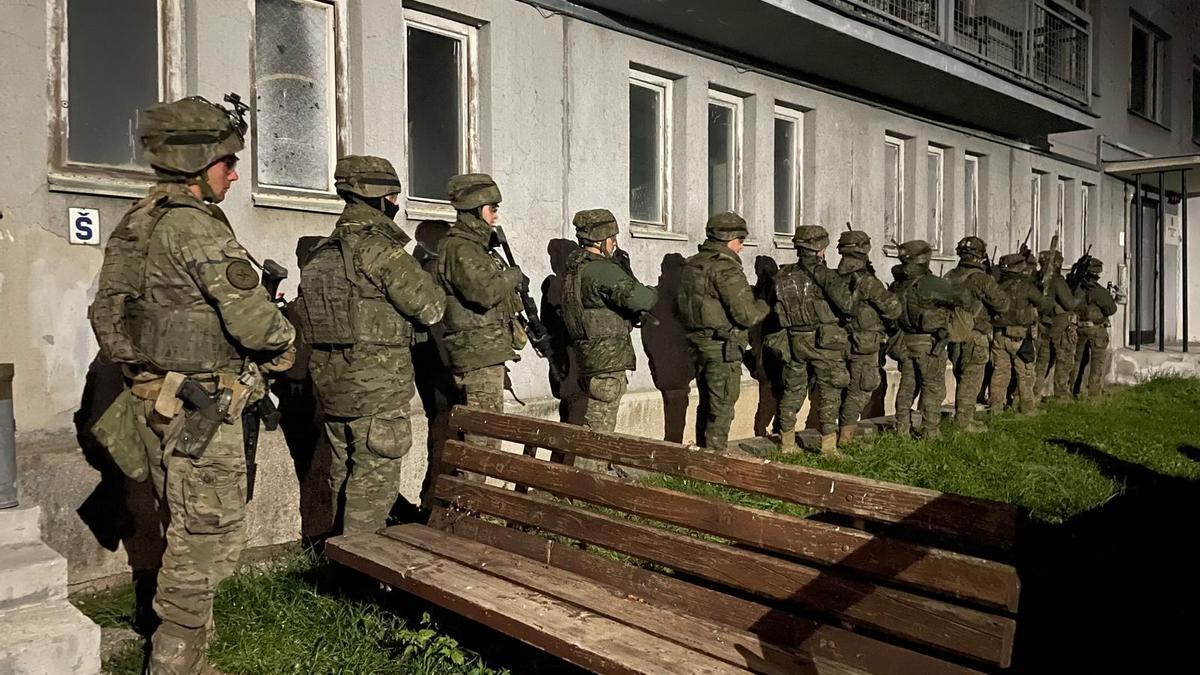 Un grupo de paracaidistas ejercitan la toma de un edificio en una operación nocturna en el polígono de Oremland, Eslovaquia.