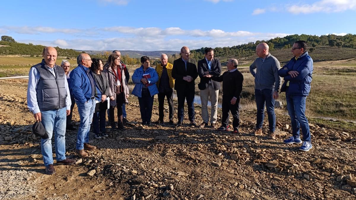 El director general de Infraestructura Rural de la Junta, Jorge Izquierdo,  y el delegado en Zamora, Fernando Prada, juntoa  autoridades locales en una de las zonas afectadas por la concentración en Pobladura de Aliste
