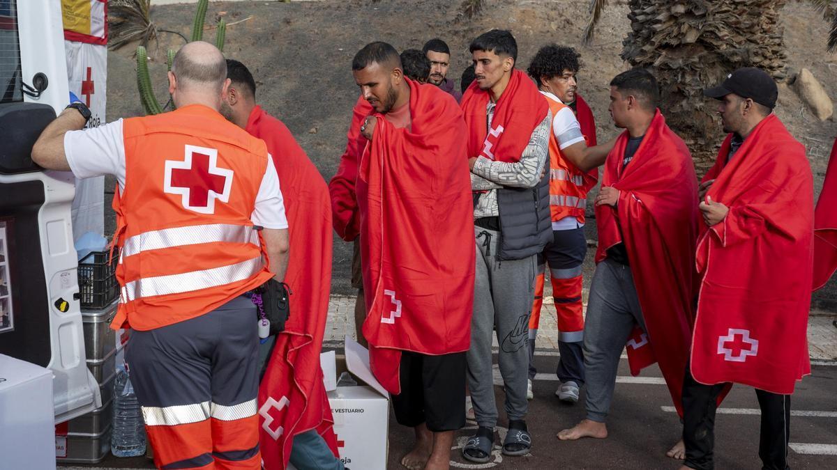 Traslado a Lanzarote a 165 migrantes de tres pateras.