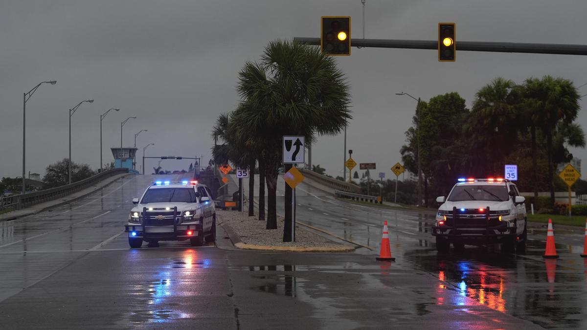 La policía bloquea el puente de acceso a la isla de St. Pete Beach, en Pasadena, Florida, ante la llegada del huracán 'Milton'.