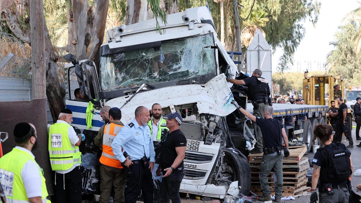 Agentes de policía junto al camión utilizado en el ataque, cerca de la base militar de Gilot, al norte de Tel Aviv.